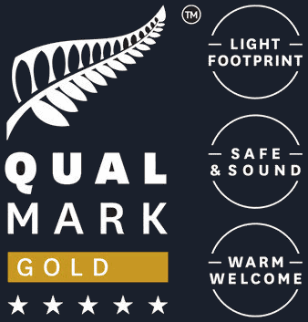 Qualmark 4 Star Plus Gold Sustainable Tourism Business Award Logo